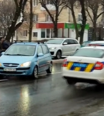 Рух ускладнений: у центрі Луцька зіткнулися Opel та Hyundai (відео)
