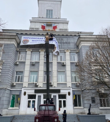 Буковинські рятувальники прибрали російську символіку з будівлі Херсонської державної морської академії