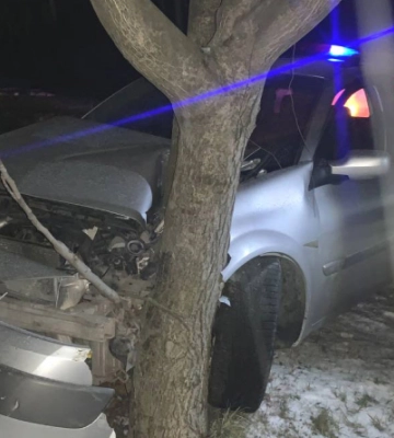 На Рівненщину чоловік врізався у дерево та хотів відкупитися у правоохоронців