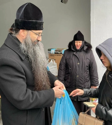 Винницкий митрополит УПЦ передал гуманитарную помощь переселенцам