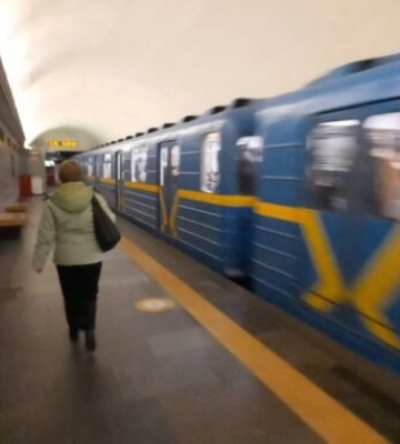 Серьезные последствия: в Киеве полностью остановили метро - работать не будет. Как добраться