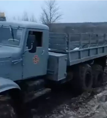 У Запорізькій області рятувальники продовжують допомагати людям, які застрягли на машинах на розмитій Дорозі життя