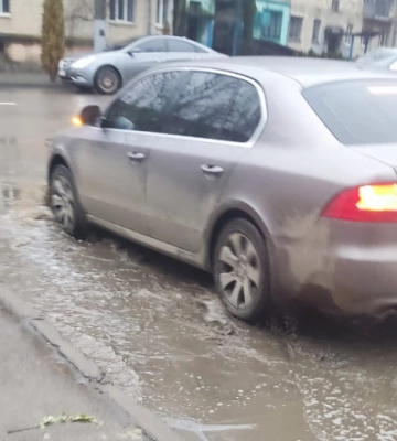 У Чернівцях на щойно відремонтованій вулиці стоїть вода
