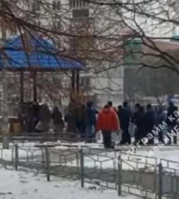 Киевляне выстраиваются в очереди за водой