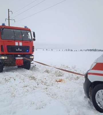 На Волині зі снігового замету звільнили «швидку»