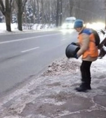 Зночі на автошляхах Дніпра працюють понад сто одиниць спецтехніки