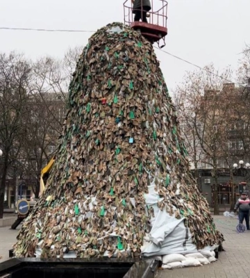 У Миколаєві встановили новорічну ялинку з маскувальних сіток
