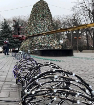 У Миколаєві встановили новорічну ялинку з маскувальних сіток