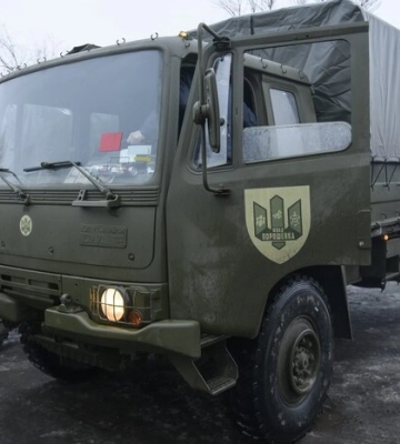 Порошенко привіз вантажівки з причепами у бригаду артрозвідки на східний фронт