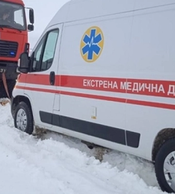На Волині «швидка», яка їхала на виклик, застрягла в кучугурі снігу 