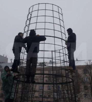 В Киеве начали монтировать новогоднюю елку