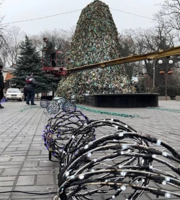 В прифронтовом Николаеве на улице Соборной монтируют новогоднюю елку