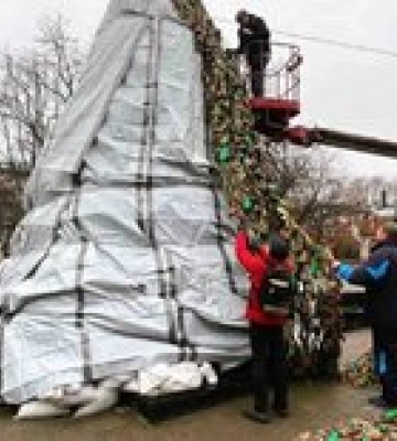 Какие времена, такая и елка. В Николаеве новогоднее &quot;дерево&quot; будет в стиле милитари – фото