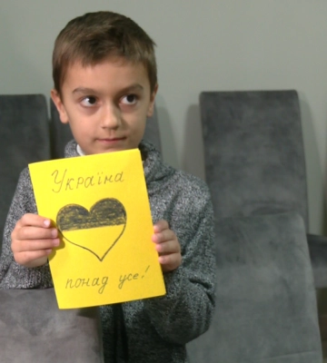 Віддав усі заощадження, аби придбати подарунки діткам з Вовчанська (ВІДЕО)