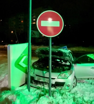 У Луцьку водій Renault 
 влетів у дорожні знаки. Фото
