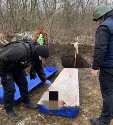 На Харківщині поліцейські ексгумували тіло загиблої від російських обстрілів жінки
