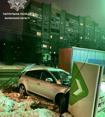У Луцьку водій Renault 
 влетів у дорожні знаки. Фото
