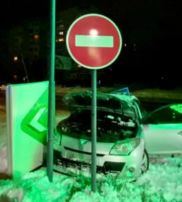 У Луцьку водій Renault 
 влетів у дорожні знаки. Фото