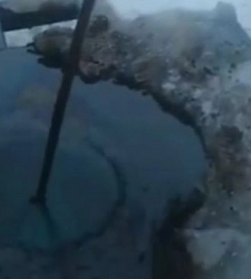 На Сумщині замість питної води в колодязі з&#039;явилася нафта (ВІДЕО)