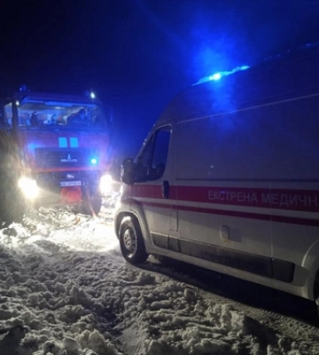 На Волині рятувальники витягнули із замету «швидку» 