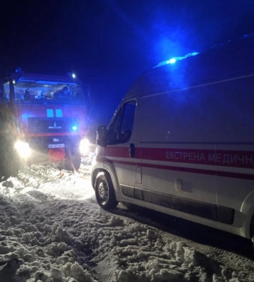 На Волині рятувальники витягнули із замету «швидку» 