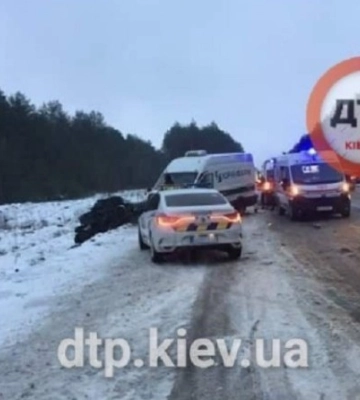 Смертельна ДТП на Київщині: через ожеледицю зіткнулись легковик та мікроавтобус