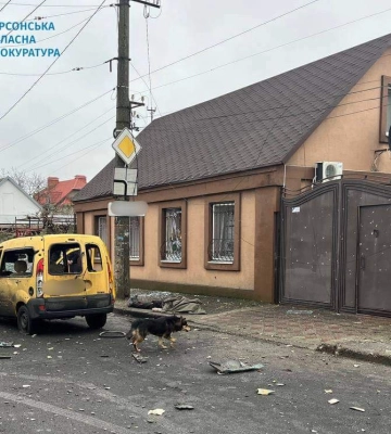 Рашисти знову відкрили вогонь по Херсону: загинув чоловік, жінку доставлено до лікарні