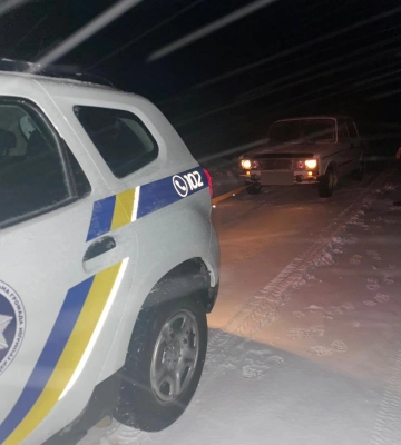 На Сумщині поліцейські допомагають водіям під час негоди