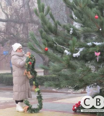 У Кропивницькому встановили 12 ялинок на честь нескорених міст, ЗСУ та волонтерів