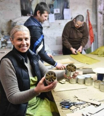 Запорізька співачка робить окопну свічку  за власною технологією