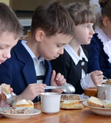 Що їдять діти у школах Луцька та скільки це коштує