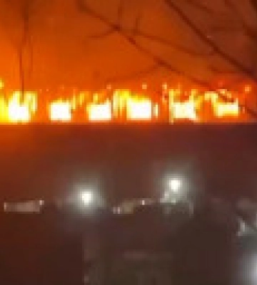 В российском владивостоке горит склад кондитерской фабрики с новогодними сладкими подарками