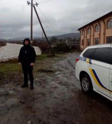 Поліція допомагає ліквідовувати наслідки негоди на Закарпатті