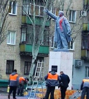 В окупованому Мелітополі облили червоною фарбою пам’ятник Леніну. ВІДЕО+ФОТОрепортаж