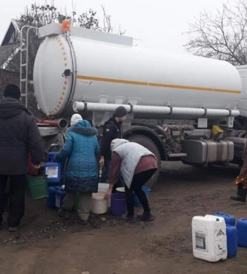 Рятувальники підвозять воду у населені пункти Донеччини