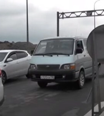 Россияне массово побежали из Крыма: на мост огромные очереди. Видео