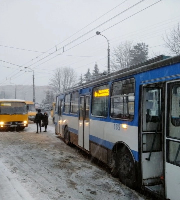 У Рівному – снігопад: на дорогах вже 5 ДТП (ФОТО)
