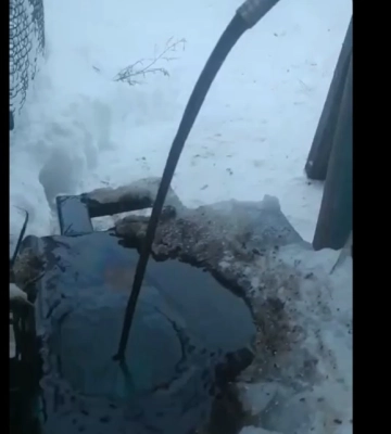 Сумские Эмираты. В селе Сумской области из колодца течет нефть (видео)