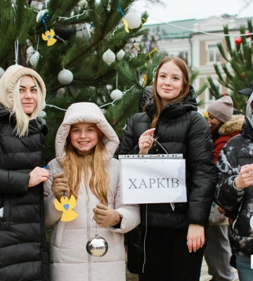 На головній площі Кропивницького прикрасили 12 ялинок, які символізують міста-герої України (ФОТО)