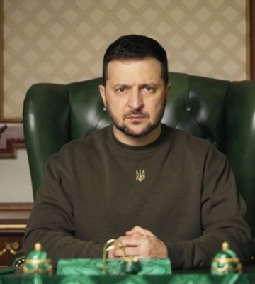 &quot;Всех победим&quot;. Зеленский вернулся в Киев и записал обращение из своего кабинета
