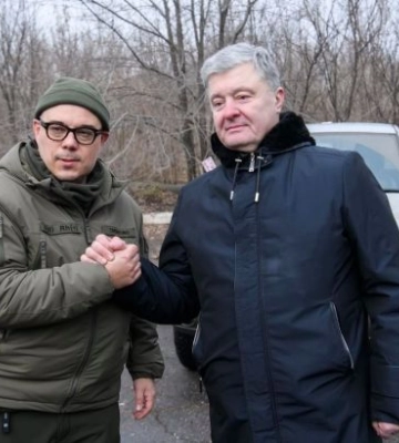 Петро Порошенко передав українським захисникам спорядження та пікап