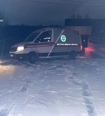 На проспекті Волі в Луцьку в снігу застрягла «швидка» 