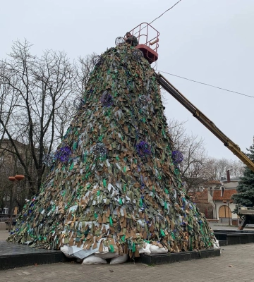 У Миколаєві встановили новорічну ялинку у мілітарі-стилі (ФОТО)