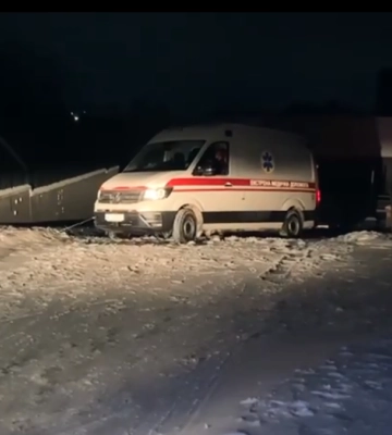 На проспекті Волі в Луцьку в снігу застрягла «швидка» 