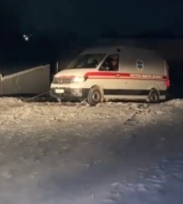 Вночі на проспекті Волі у снігу застрягла автівка швидкої допомоги