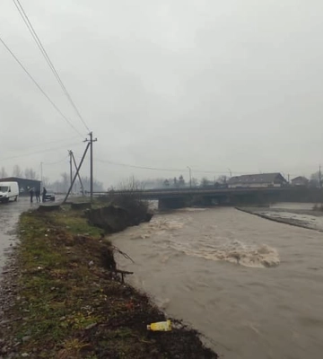 Зруйновано дамбу, підтоплено декілька домогосподарств: негода знову накоїла лиха на Закарпатті