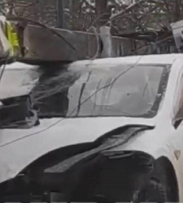 Водій Tesla зніс стовп з камерою фіксації швидкості на трасі Львів-Луцьк