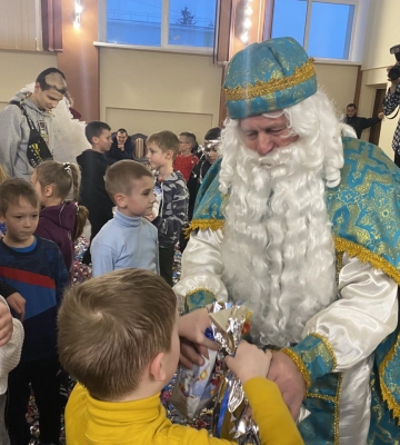 Рівненські волонтери подарували незабутнє свято Миколая дітлахам із Херсонщини