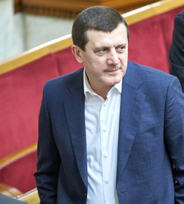 Родичі нардепа Петьовки моталися за кордон під час війни. Суд оцінив, яка у цьому роль політика
