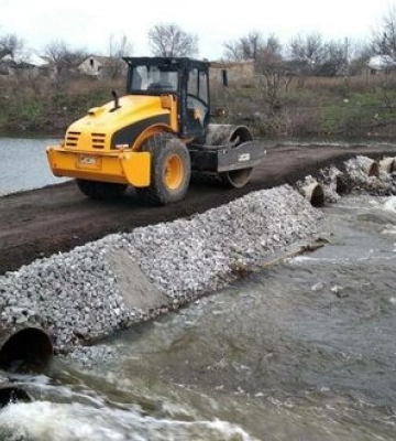Более 500 километров дорог уже расчистили в Херсонской области